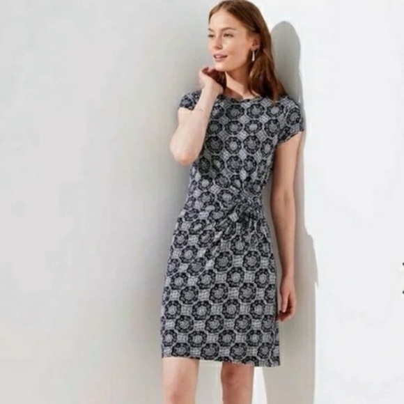 LOFT Dresses & Skirts - Loft Short Sleeve Side Tie Dress Women's XS Lined Stretch Navy Geometric Print